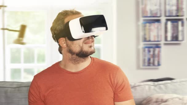 Man bär virtuella verklighets glasögon — Stockvideo