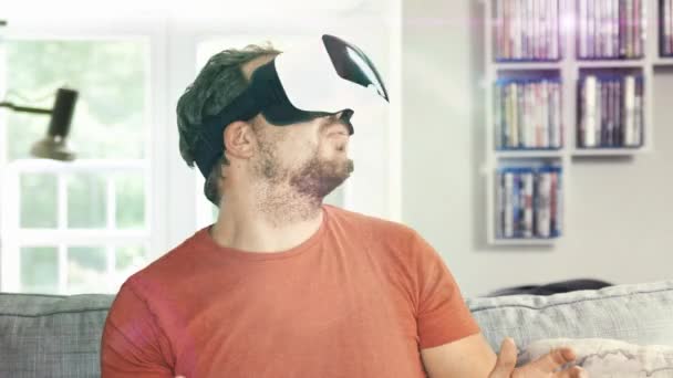 Hombre con gafas de realidad virtual — Vídeos de Stock