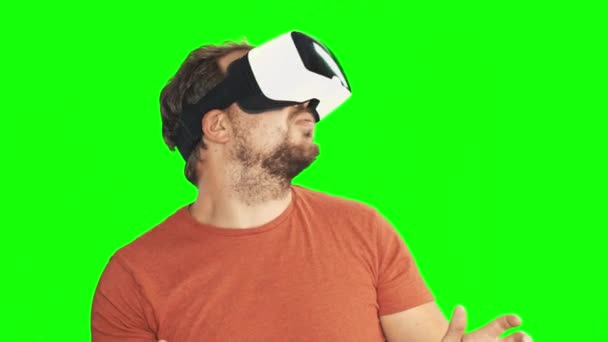 Homem usando óculos de realidade virtual — Vídeo de Stock