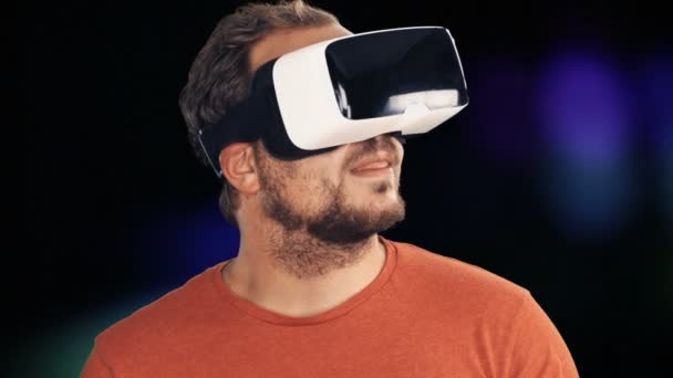 Man wearing virtual reality Glasses — Stock Video