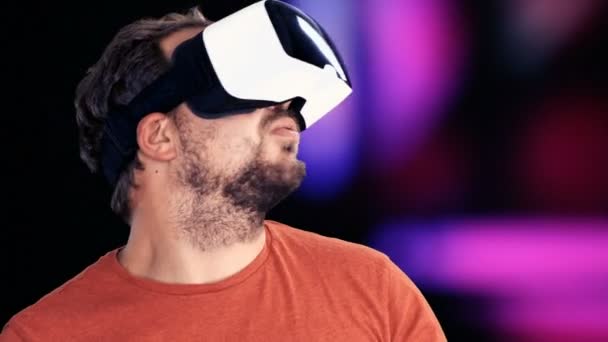 Man wearing virtual reality Glasses — Stock Video