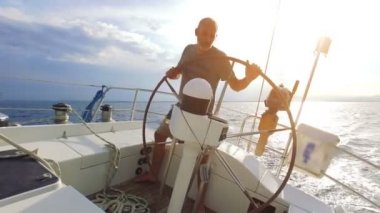 adam gezinme yelkenli tekne