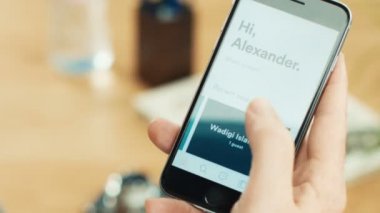 Airbnb uygulama üstünde belgili tanımlık perde.