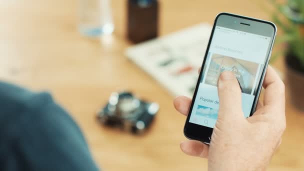 Apple iphone gösterilen Airbnb uygulama — Stok video