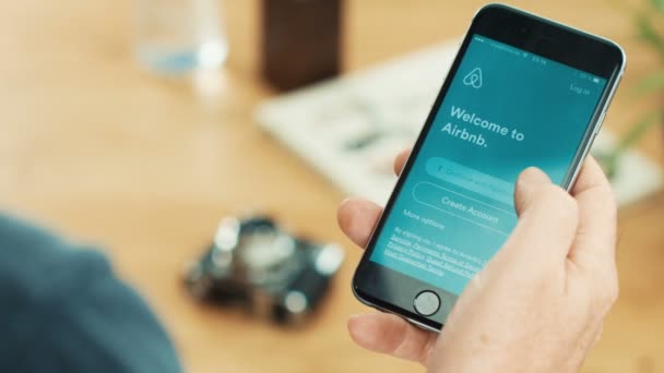 Apple iphone εφαρμογή δείχνει στην Airbnb — Αρχείο Βίντεο