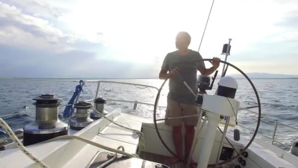 Homem navegando barco à vela — Vídeo de Stock