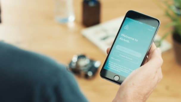 苹果 iphone 显示 Airbnb 应用 — 图库视频影像