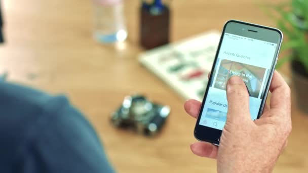 Apple iphone aplikace ukazující Airbnb — Stock video