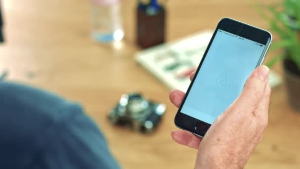 Apple iPhone mostra l'applicazione Airbnb Video Stock