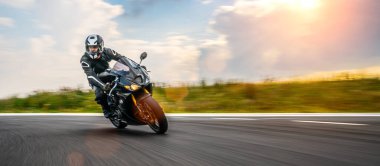 Motosiklet sürerken. Motosiklet turunda boş bir yolda araba sürerken eğleniyorum. bireysel metniniz için kopyalama alanı.