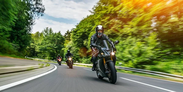 バイクで移動中だ オートバイツアーで空の道を走るのが楽しい 個々のテキストのコピースペース 高速モーションブラー効果 — ストック写真