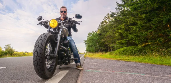 Modernes Scrambler Motorrad Auf Der Waldstraße Fahren Spaß Beim Fahren — Stockfoto