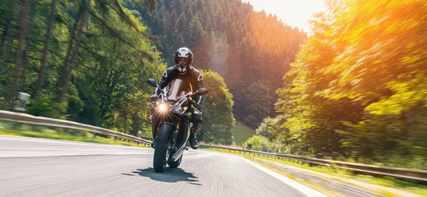 Motorrad Unterwegs Spaß Beim Fahren Auf Der Leeren Straße Auf — Stockfoto