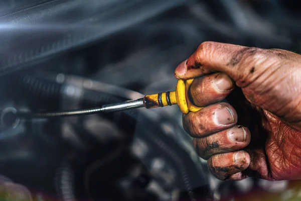 Mecánico Automóviles Trabajando Motor Del Coche Garaje Mecánico Servicio Reparación — Foto de Stock