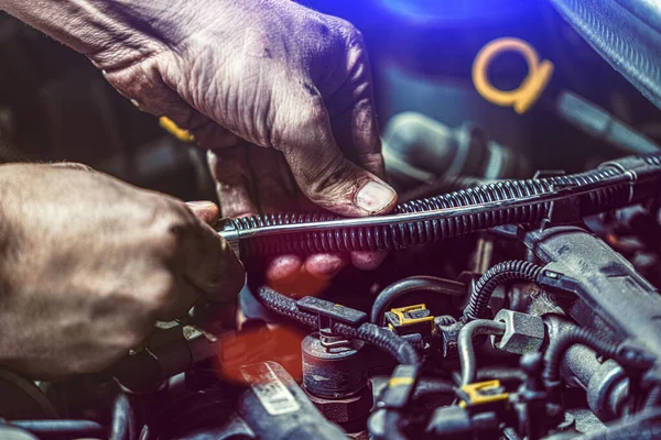 Fordonsmekaniker Som Arbetar Med Bilmotor Mekanikverkstaden Reparation Autentisk Närbild — Stockfoto