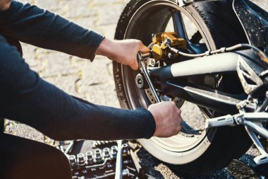 Tamirci tamirhanede Motosiklet üzerinde çalışıyor. Tamir servisi. otantik yakın çekim