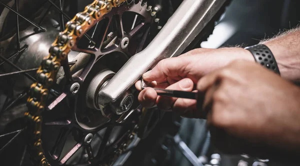 Mecânico Trabalhando Motocycle Garagem Mecânica Serviço Reparação Tiro Close Autêntico — Fotografia de Stock