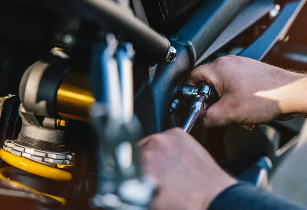 Mechanisch Werken Aan Motocycle Garage Mechanica Reparatie Authentieke Close Opname — Stockfoto