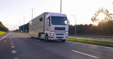 Hidrojen yakıtlı kamyon yolda. H2 yanmalı Kamyon emisyonsuz eko-dost nakil için motoru