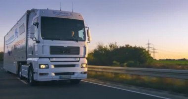 Hidrojen yakıtlı kamyon yolda. H2 yanmalı Kamyon emisyonsuz eko-dost nakil için motoru