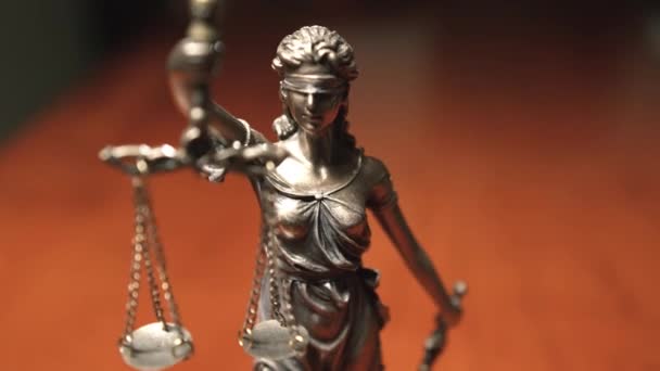司法の女神 女性の正義またはユスティシア 司法のローマの女神弁護士事務所 — ストック動画