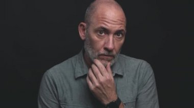 Siyah arka planda modern, olgun bir iş adamının portresi.