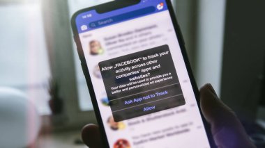 ACHEN, ALMANY - 05. Ocak 2021: Apple iPhone facebook uygulaması diğer uygulamalar ve kişiselleştirilmiş web siteleri üzerinden etkinliklerini izlemek için kullanıcılardan izin istiyor