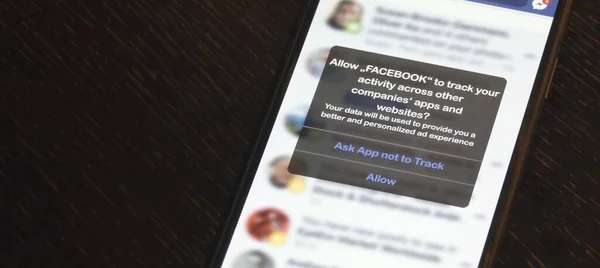 Aachen ドイツ 2021年1月 Apple IphoneのFacebookアプリは ユーザーが他のアプリやウェブサイトで自分の活動を追跡する許可を要求するパーソナライズ — ストック写真