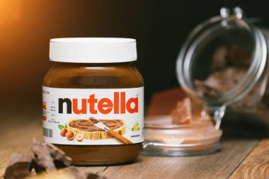 AAACHEN, GERMANY - JAN 07, 2021: Nutella, tatlı fındıklı kakaonun popüler markası, pazara 1964 yılında İtalyan Ferrero firması tarafından tanıtıldı.