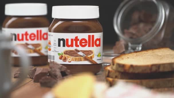 2021年7月7日 意大利费雷罗公司于1964年推出了一种受欢迎的品牌 名为Nutella 是一种甜榛子可可的流行品牌 该公司在2021年庆祝了该公司成立75周年 — 图库视频影像
