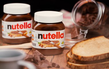 AAACHEN, GERMANY - JAN 07, 2021: Nutella, tatlı fındıklı kakaonun popüler markası, pazara 1964 yılında İtalyan Ferrero firması tarafından tanıtıldı.