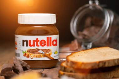 AAACHEN, GERMANY - JAN 07, 2021: Nutella, tatlı fındıklı kakaonun popüler markası, pazara 1964 yılında İtalyan Ferrero firması tarafından tanıtıldı.