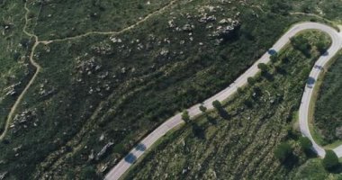 Güneşli bir yaz gününde ufka giden boş uzun dağ yolu. Parlak gün batımında..