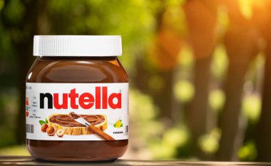 AAACHEN, GERMANY - JAN 07, 2021: Nutella, tatlı fındıklı kakaonun popüler markası, pazara 1964 yılında İtalyan Ferrero firması tarafından tanıtıldı.