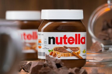 AAACHEN, GERMANY - JAN 07, 2021: Nutella, tatlı fındıklı kakaonun popüler markası, pazara 1964 yılında İtalyan Ferrero firması tarafından tanıtıldı.