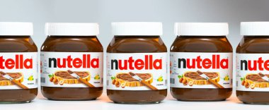 AAACHEN, GERMANY - JAN 07, 2021: Nutella, tatlı fındıklı kakaonun popüler markası, pazara 1964 yılında İtalyan Ferrero firması tarafından tanıtıldı.