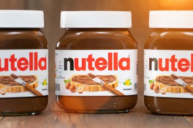 AAACHEN, GERMANY - JAN 07, 2021: Nutella, tatlı fındıklı kakaonun popüler markası, pazara 1964 yılında İtalyan Ferrero firması tarafından tanıtıldı.