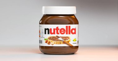 AAACHEN, GERMANY - JAN 07, 2021: Nutella, tatlı fındıklı kakaonun popüler markası, pazara 1964 yılında İtalyan Ferrero firması tarafından tanıtıldı.