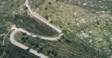 Güneşli bir yaz gününde ufka giden boş uzun dağ yolu. Parlak gün batımında..