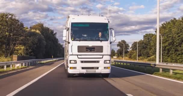 载货卡车和载货拖车在高速公路上行驶 白色卡车在清晨时分运送货物 非常低的角度通过近距离拍摄 — 图库视频影像