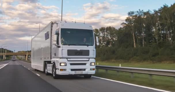 Camión Carga Con Remolque Carga Conduciendo Por Una Carretera Camión — Vídeo de stock