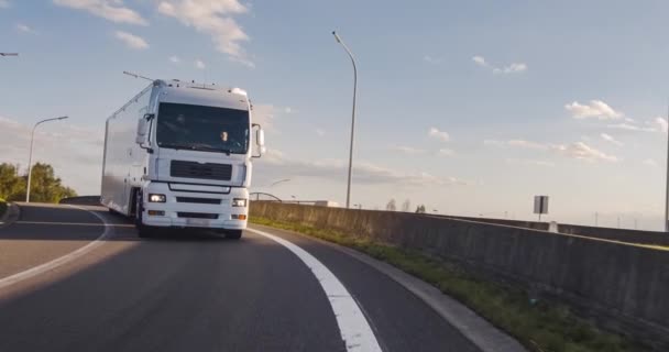 Samochód Ciężarowy Przyczepą Towarową Jadącą Autostradzie White Truck Dostarcza Towary — Wideo stockowe