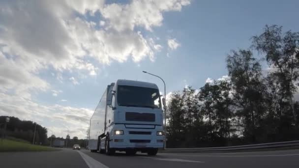 Lastkraftwagen Mit Ladeanhänger Auf Einer Autobahn White Truck Liefert Waren — Stockvideo