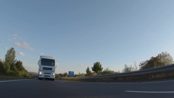Вантажівка Вантажним Причепом Їде Шосе Вайт Трек Постачає Товари Перші — стокове відео