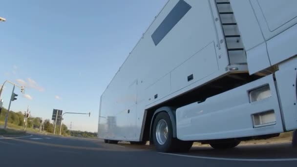 Camion Carico Con Rimorchio Carico Che Guida Autostrada Camion Bianco — Video Stock