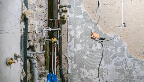 重建一套已准备好并可翻新的旧的房地产公寓 洗手间的排水系统 — 图库照片