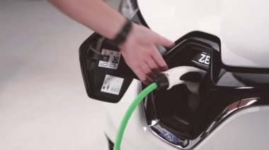 AACHEN, GERMANY - 13 Ağustos 2020 - Renault ZOE, Fransız imalatçı Renault tarafından üretilen, elektrik santrali duvarında şarj olan beş kapılı bir süper elektrikli otomobil.. 