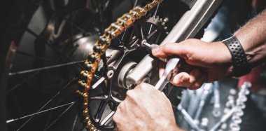 Tamirci tamirhanede Motosiklet üzerinde çalışıyor. Tamir servisi. otantik yakın çekim