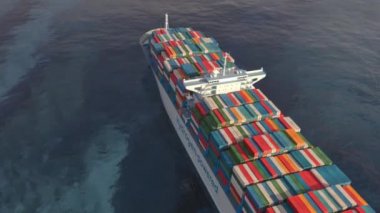 Taşıyıcıdaki Liqiud Hidrojen yenilenebilir enerji - LH2 hidrojen gazı, kriyojenik gazlar için kompozit kriyojenik tankla konteyner gemisinde temiz deniz taşımacılığı için. 3d oluşturma.
