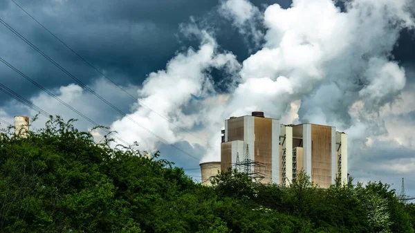 Угольная Электростанция Большим Количеством Дыма Небе Загрязняющего Воздух — стоковое фото
